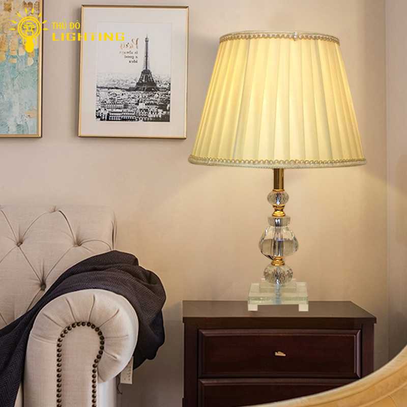 Đèn Bàn Pha Lê là một món đồ trang trí hoàn hảo cho phòng khách của bạn. Với thiết kế đẹp mắt và đầy sang trọng, các mẫu đèn này sẽ khiến không gian trở nên rực rỡ hơn với ánh sáng đa dạng và màu sắc tuyệt đẹp.