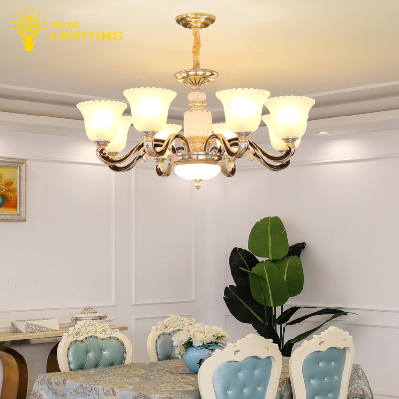 Với những thiết kế độc đáo và đa dạng về kiểu dáng, đèn chùm phòng khách nhỏ là món đồ trang trí không thể thiếu trong mỗi gia đình. Năm 2024, các nhà sản xuất và nhà thiết kế đã mang đến những mẫu đèn chùm phòng khách nhỏ \
