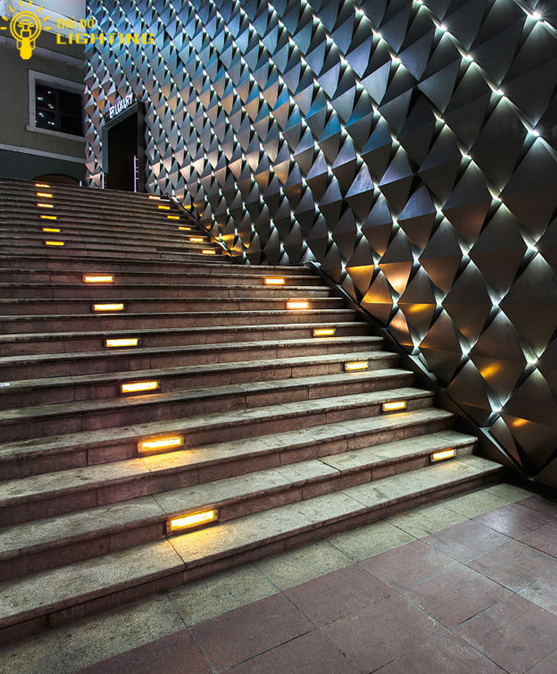 Đèn led chân cầu thang đã được cập nhật trong thời đại công nghệ cao, giúp tiết kiệm năng lượng, tối ưu hóa ánh sáng và trang trí cho không gian cầu thang. Hãy xem hình ảnh liên quan để cảm nhận sự đẹp mắt của đèn led này.