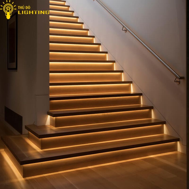 Đèn led chân cầu thang: Với đèn led chân cầu thang, không gian nhà bạn sẽ thêm phần sang trọng, tinh tế và đầy thú vị. Đèn led chân cầu thang không chỉ đáp ứng nhu cầu chiếu sáng tối ưu, mà còn cải thiện vẻ đẹp của căn nhà. Thật tuyệt vời khi bạn bước vào cầu thang với ánh sáng đầy chất riêng của mình.