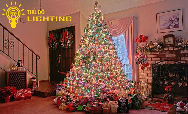 Những chiếc đèn led trang trí Noel sẽ làm cho không gian trong nhà trở nên ấm cúng hơn bao giờ hết. Hãy thưởng thức hình ảnh và cảm nhận sự sinh động của chúng.